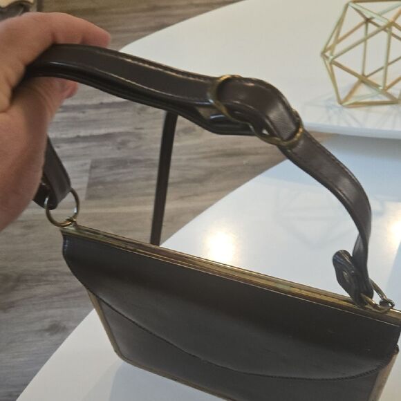 Elegant Brown Leather Shoulder Bag - Picture 3 of 8